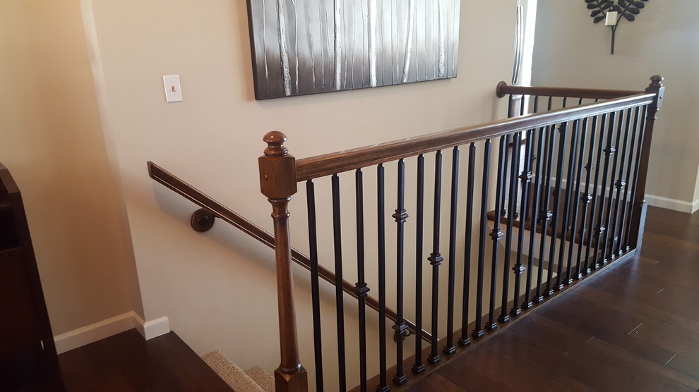 Gerade, Kleine Klassische Treppe mit Teppich-Treppenstufen und Teppich-Setzstufen in St. Louis