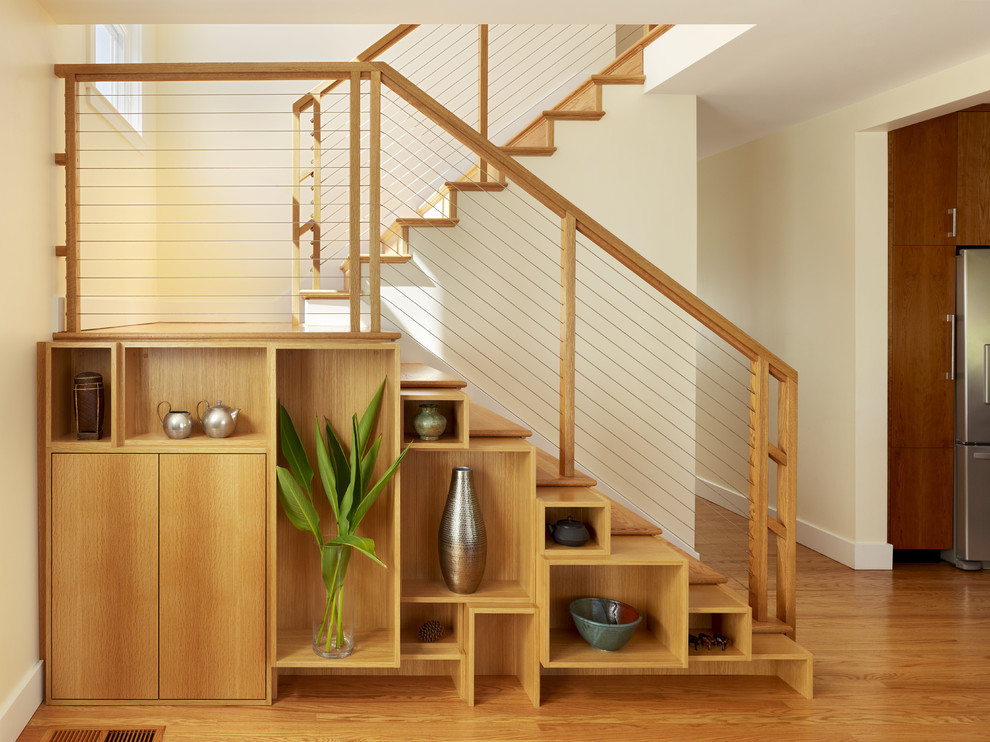 Aménagement d'un escalier contemporain en U de taille moyenne avec des marches en bois et des contremarches en bois.