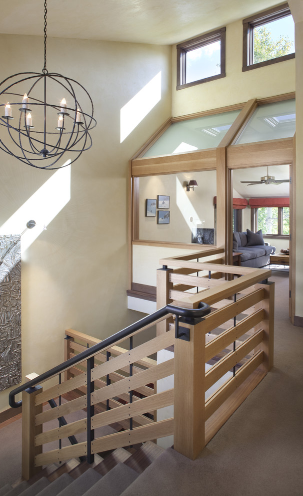 Exemple d'un escalier tendance avec des marches en bois, un garde-corps en matériaux mixtes et palier.
