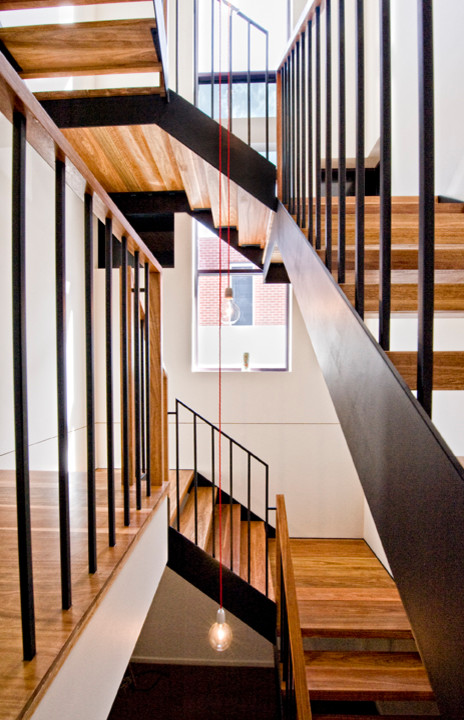 Foto de escalera en U actual extra grande sin contrahuella con escalones de madera