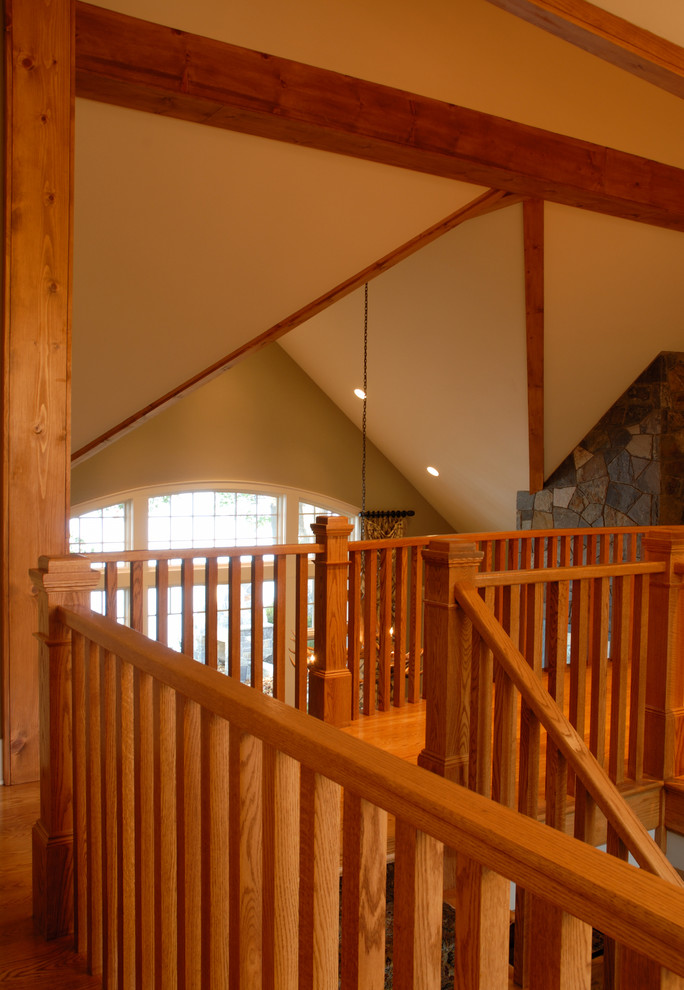 Exempel på en mellanstor modern rak trappa, med räcke i trä