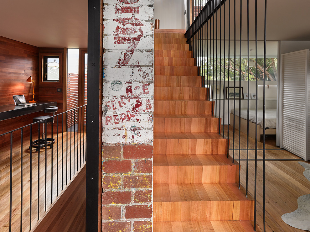 Cette image montre un petit escalier droit urbain avec des marches en bois, des contremarches en bois et éclairage.
