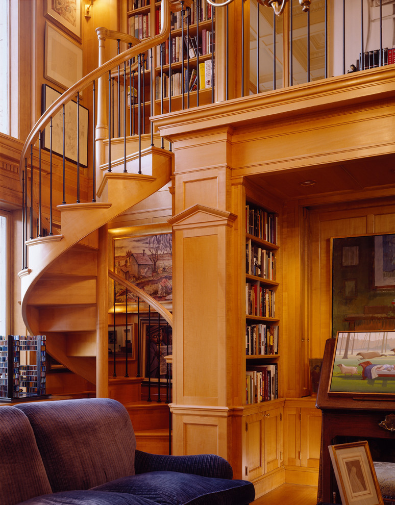 Cette image montre un escalier hélicoïdal traditionnel de taille moyenne avec des marches en bois, des contremarches en bois et un garde-corps en matériaux mixtes.