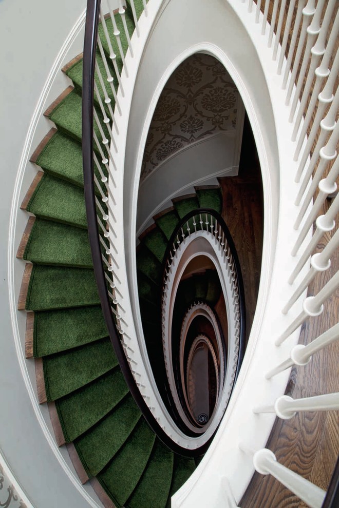 Стильный дизайн: большая лестница на больцах в классическом стиле с ступенями с ковровым покрытием и ковровыми подступенками - последний тренд