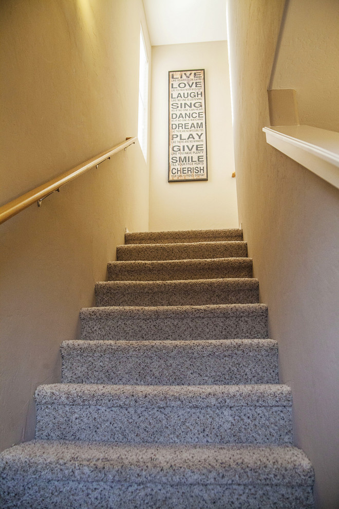 アルバカーキにある小さなトラディショナルスタイルのおしゃれなかね折れ階段 (カーペット張りの蹴込み板) の写真