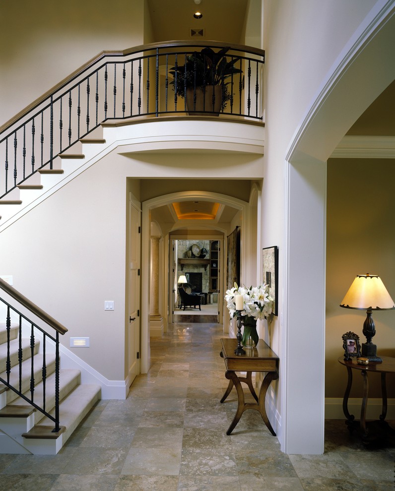 На фото: большая п-образная лестница в классическом стиле с ступенями с ковровым покрытием и ковровыми подступенками