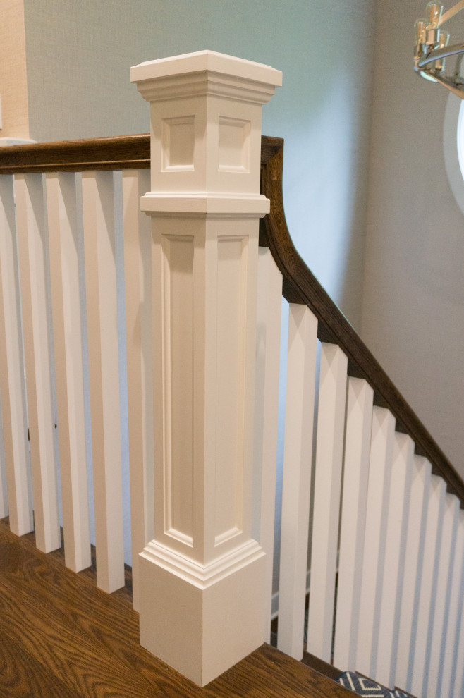Источник вдохновения для домашнего уюта: п-образная лестница в стиле кантри с ступенями с ковровым покрытием и деревянными перилами