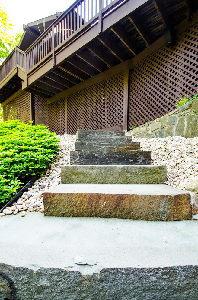 Ejemplo de escalera exterior clásica de tamaño medio con escalones de piedra caliza y contrahuellas de piedra caliza
