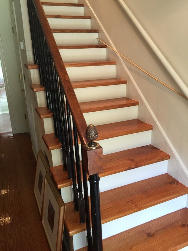 Diseño de escalera recta clásica renovada pequeña con escalones de madera y contrahuellas de madera pintada