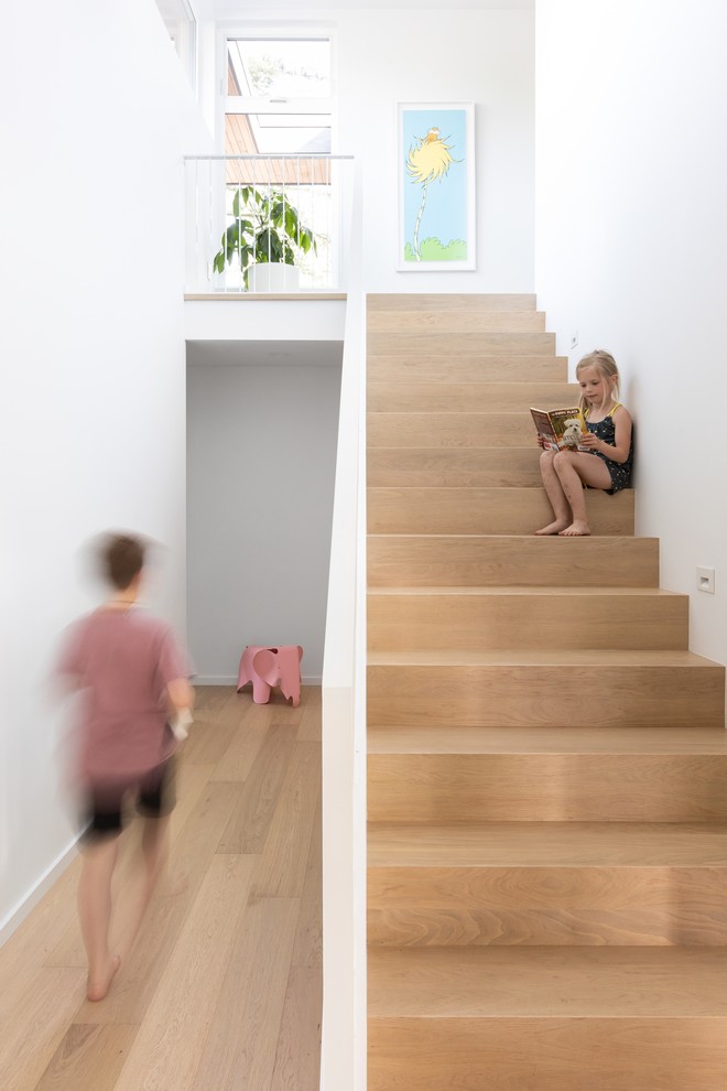 Стильный дизайн: прямая деревянная лестница в скандинавском стиле с деревянными ступенями - последний тренд