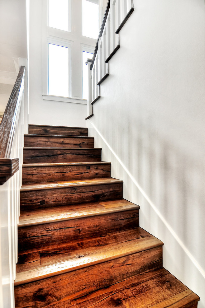 Idée de décoration pour un escalier tradition en U de taille moyenne avec des marches en bois, des contremarches en bois et un garde-corps en bois.