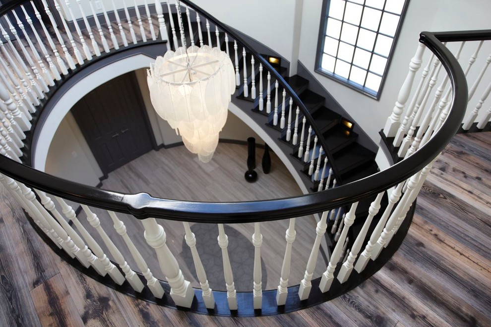 Свежая идея для дизайна: большая изогнутая лестница в современном стиле с крашенными деревянными ступенями и крашенными деревянными подступенками - отличное фото интерьера