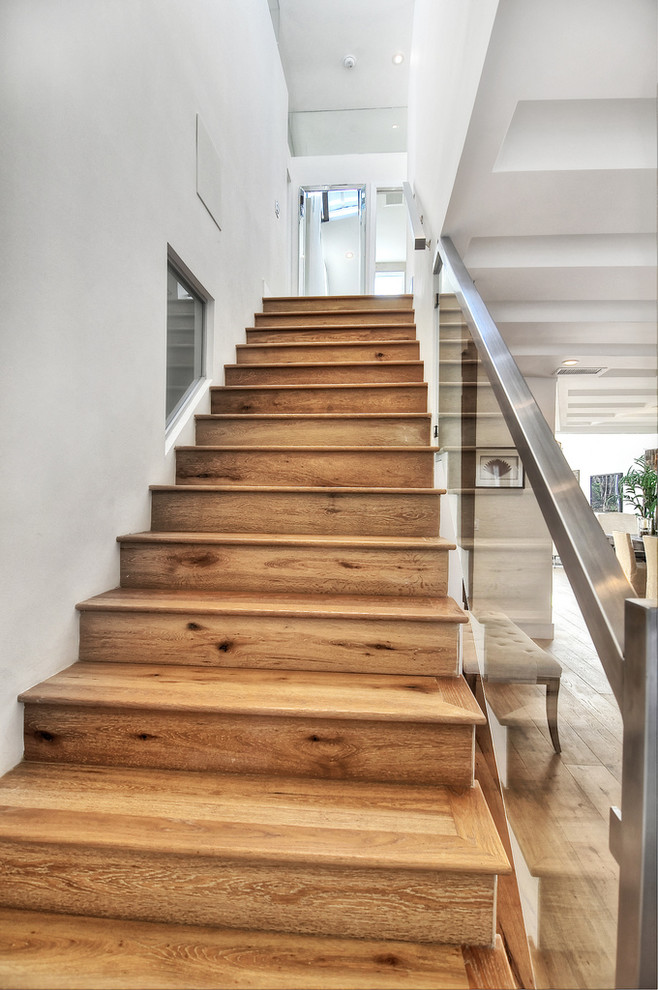 Idées déco pour un escalier droit contemporain avec des marches en bois et des contremarches en bois.