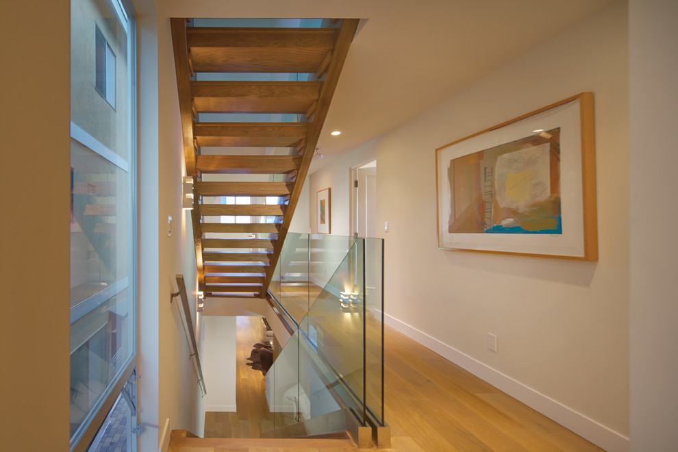 Inspiration för små moderna raka trappor i trä, med öppna sättsteg och räcke i glas