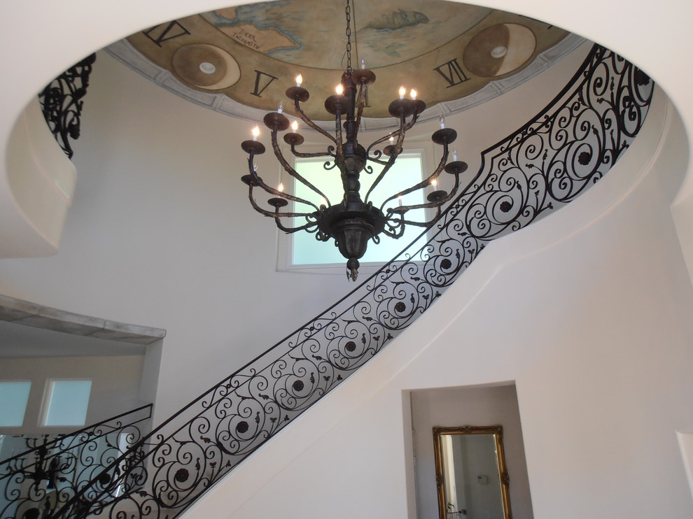 Exemple d'un grand escalier carrelé courbe méditerranéen avec des contremarches carrelées.