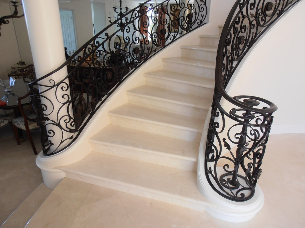 Imagen de escalera curva mediterránea grande con escalones con baldosas y contrahuellas con baldosas y/o azulejos