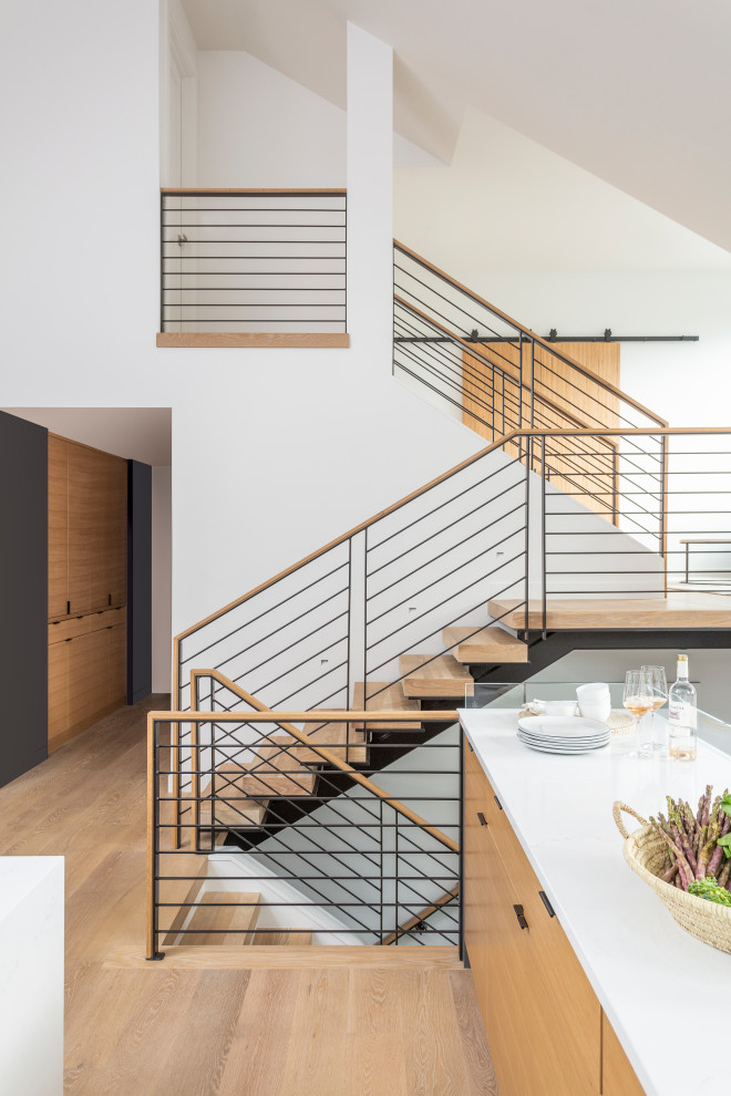 Свежая идея для дизайна: лестница на больцах, среднего размера в современном стиле с деревянными ступенями и металлическими перилами без подступенок - отличное фото интерьера