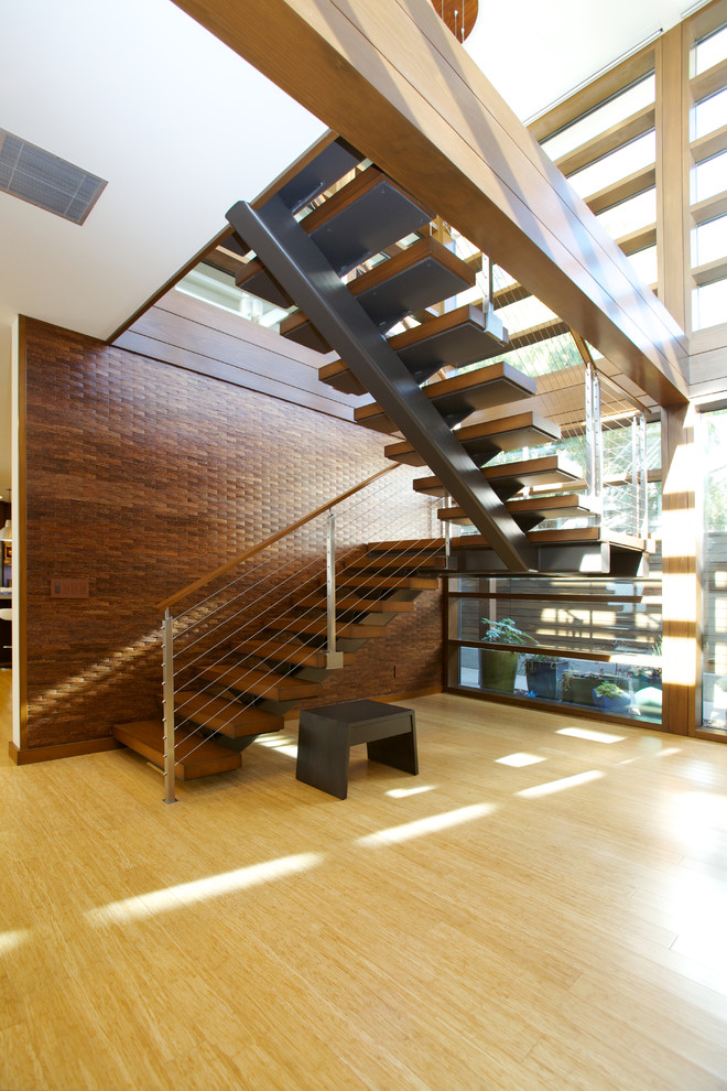 Imagen de escalera en U actual sin contrahuella con escalones de madera