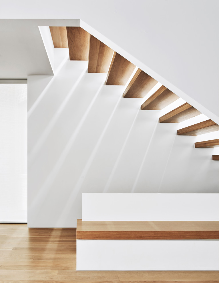 На фото: лестница на больцах в стиле модернизм с деревянными ступенями