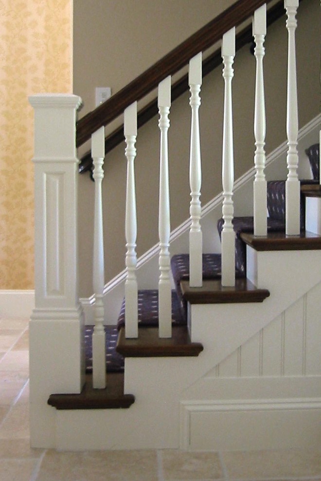 На фото: п-образная деревянная лестница среднего размера в классическом стиле с деревянными ступенями и деревянными перилами