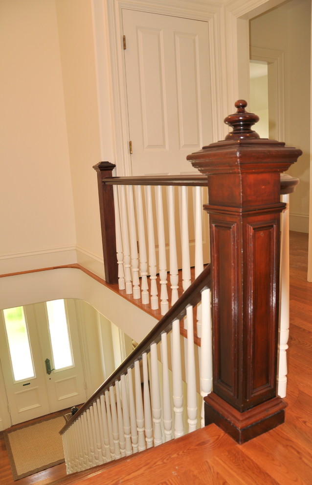 Aménagement d'un petit escalier peint droit victorien avec des marches en bois.