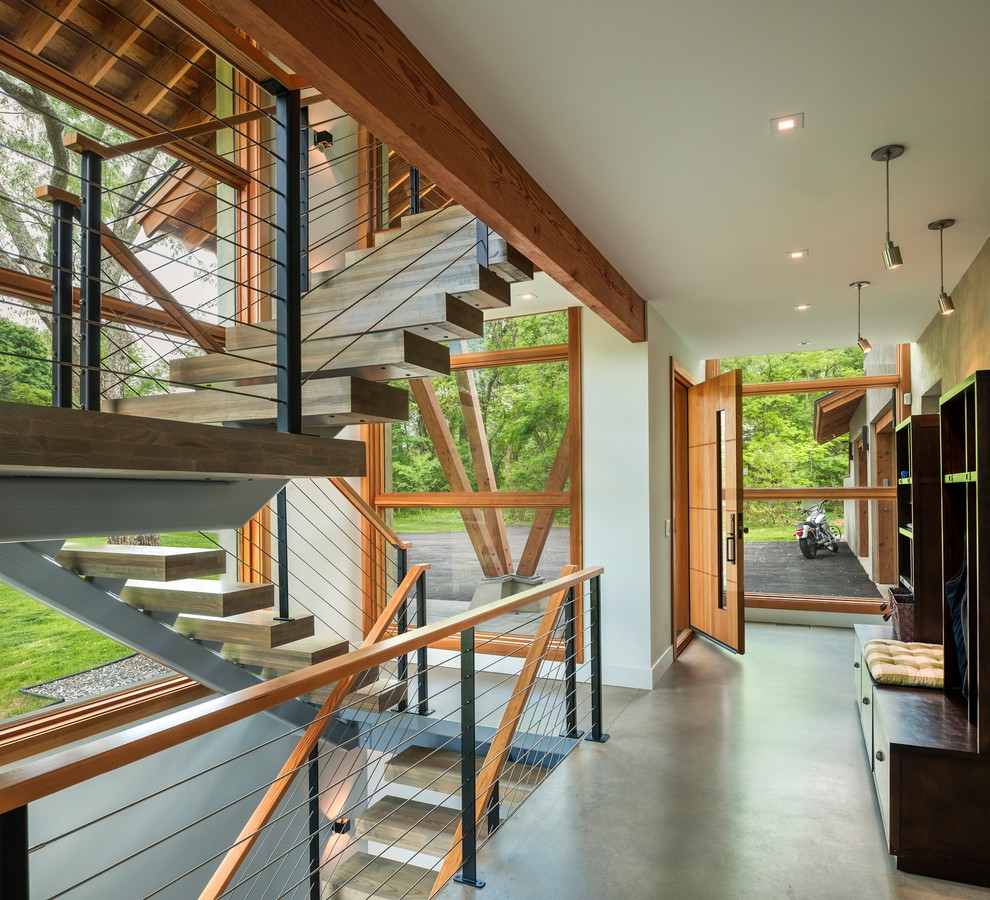 Imagen de escalera en U rústica de tamaño medio sin contrahuella con escalones de madera y barandilla de cable