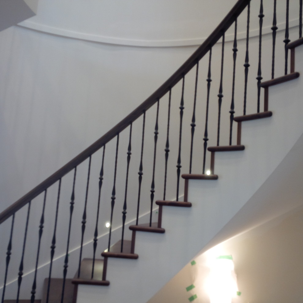 Ejemplo de escalera curva tradicional renovada de tamaño medio con escalones de madera y contrahuellas de madera