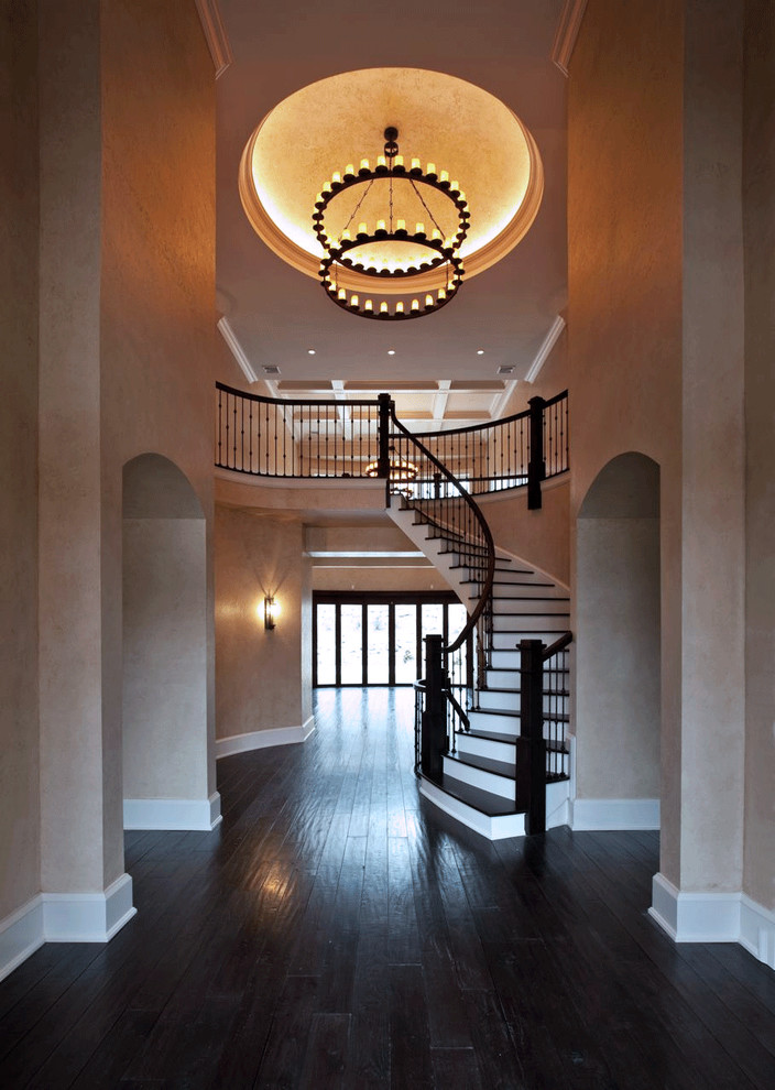 Свежая идея для дизайна: большая винтовая лестница в классическом стиле с деревянными ступенями - отличное фото интерьера