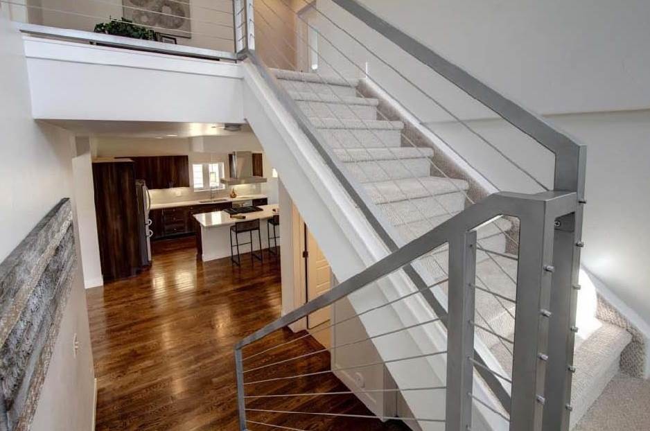 Mittelgroße Moderne Treppe in U-Form mit Teppich-Treppenstufen in Denver