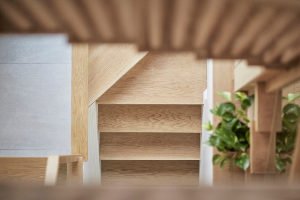 Идея дизайна: маленькая п-образная лестница в скандинавском стиле с деревянными ступенями и деревянными перилами без подступенок для на участке и в саду
