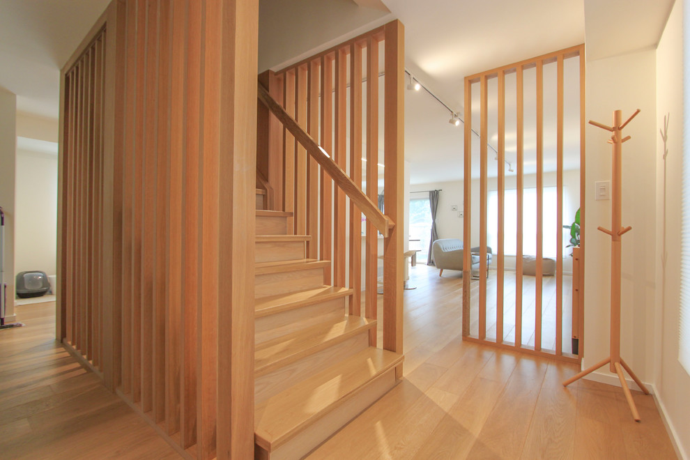 Diseño de escalera recta nórdica pequeña con escalones de madera, contrahuellas de madera y barandilla de madera