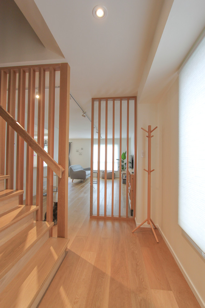 Foto de escalera recta escandinava pequeña con escalones de madera, contrahuellas de madera y barandilla de madera
