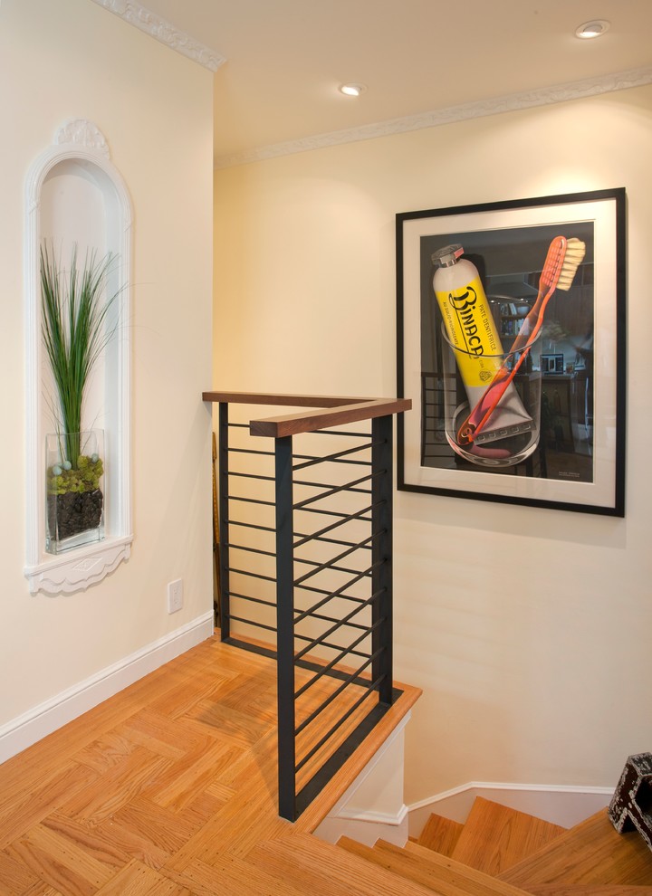 Ejemplo de escalera en L actual de tamaño medio con escalones de madera y barandilla de varios materiales