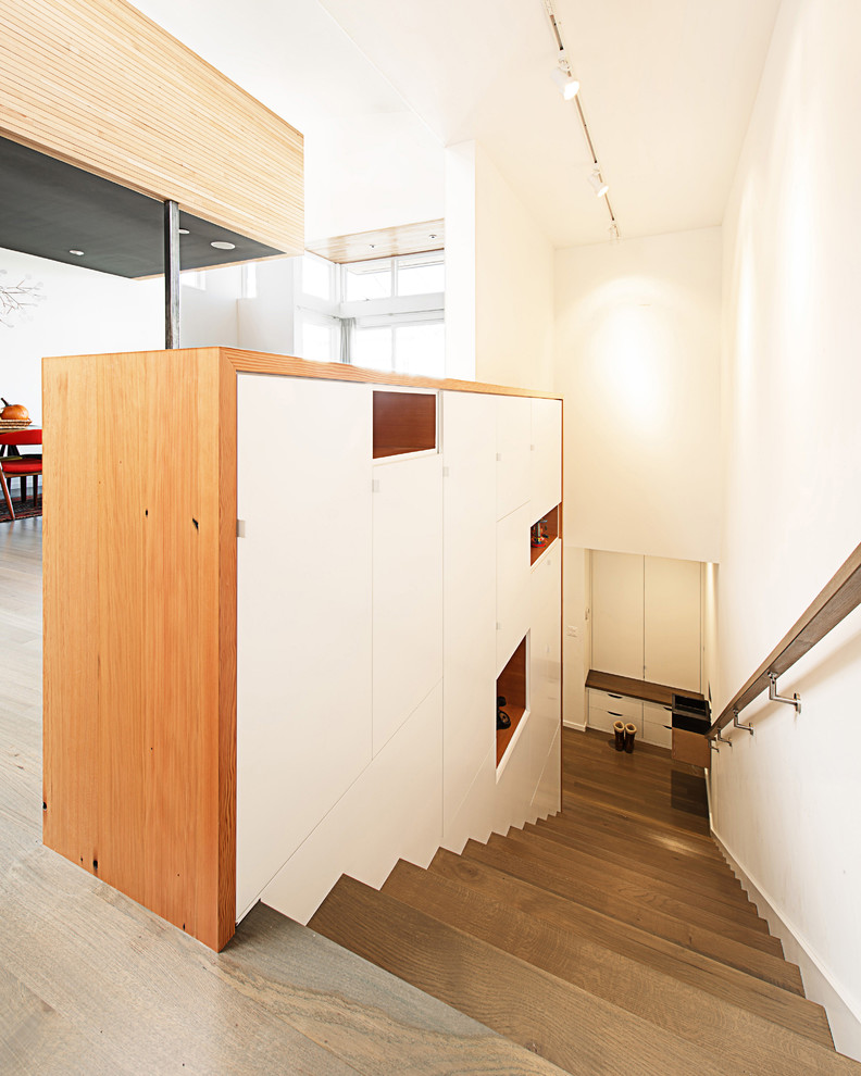 Idée de décoration pour un escalier droit minimaliste avec des marches en bois et palier.