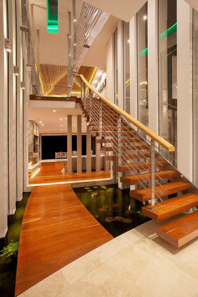 サンシャインコーストにあるトロピカルスタイルのおしゃれな階段の写真