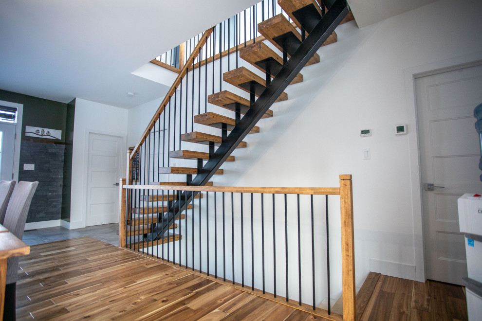 Foto de escalera recta actual sin contrahuella con escalones de madera y barandilla de madera
