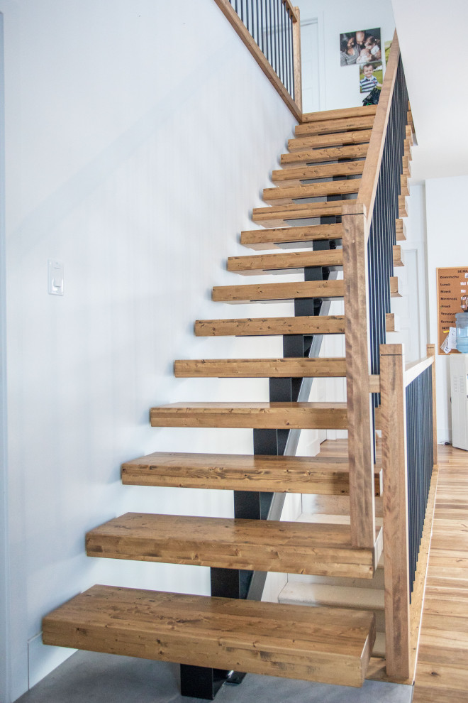 モントリオールにあるコンテンポラリースタイルのおしゃれな階段 (木材の手すり) の写真