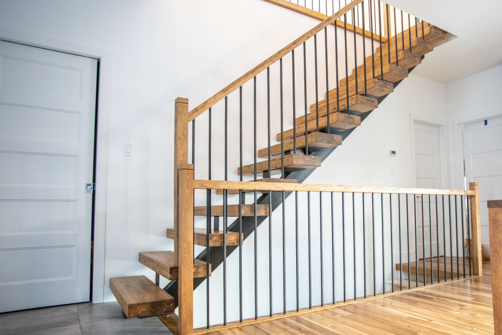 Diseño de escalera recta actual sin contrahuella con escalones de madera y barandilla de madera