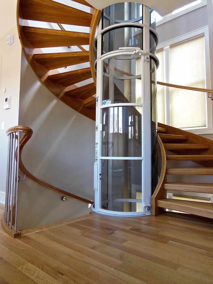 Modelo de escalera suspendida actual grande con escalones de madera y contrahuellas de madera