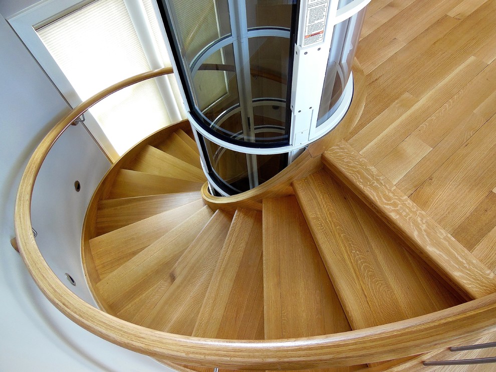Ejemplo de escalera suspendida actual grande con escalones de madera y contrahuellas de madera