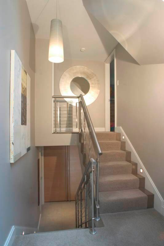 Exemple d'un escalier tendance avec éclairage.