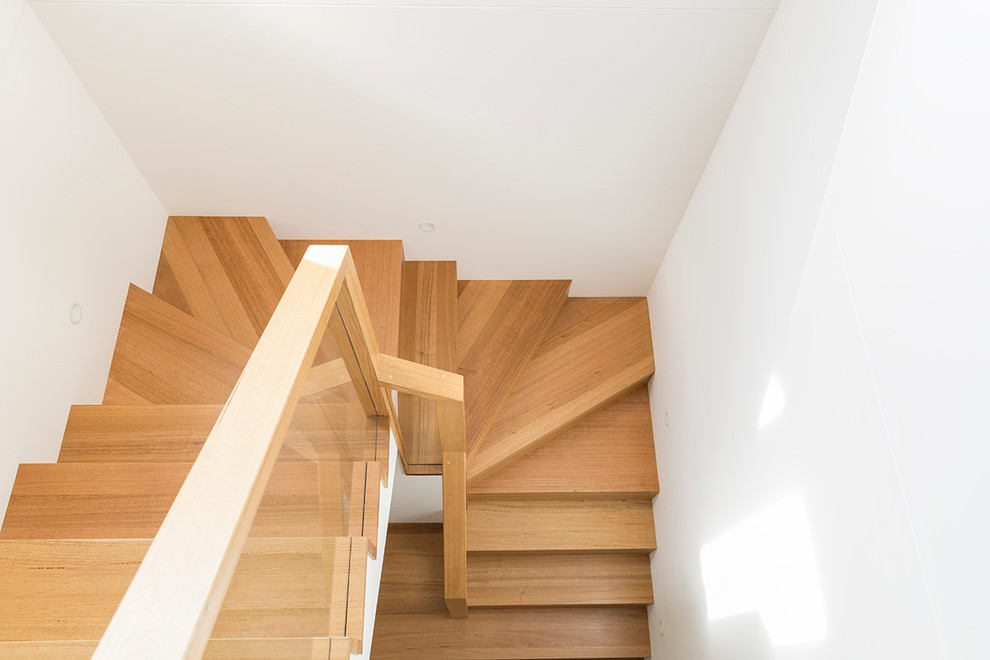 Ejemplo de escalera en U minimalista pequeña con escalones de madera y contrahuellas de madera