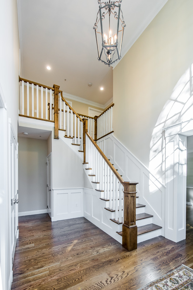 Стильный дизайн: угловая лестница среднего размера в классическом стиле с деревянными ступенями и крашенными деревянными подступенками - последний тренд