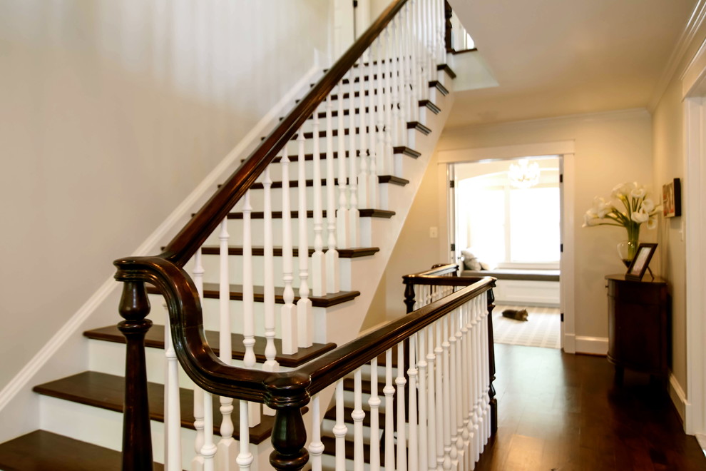 На фото: п-образная деревянная лестница в классическом стиле с деревянными ступенями