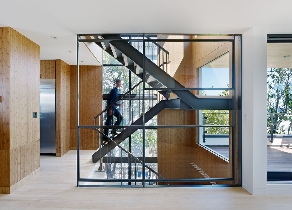 На фото: п-образная лестница в стиле модернизм без подступенок
