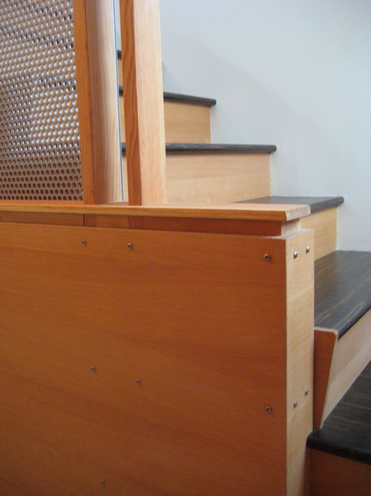 Idee per una scala a rampa dritta minimal di medie dimensioni con pedata in legno, alzata in legno e parapetto in metallo