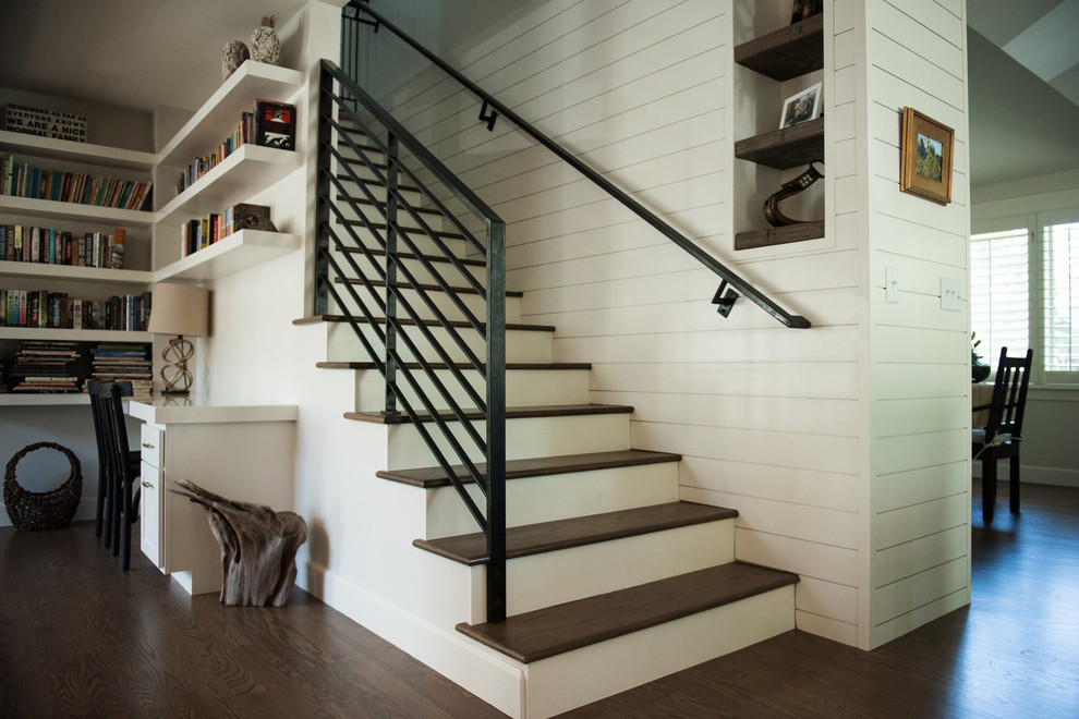 Idée de décoration pour un escalier peint droit chalet de taille moyenne avec des marches en bois et un garde-corps en métal.