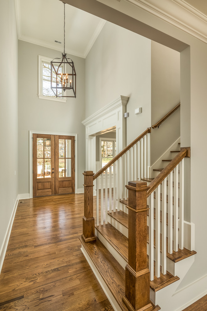 Idée de décoration pour un escalier peint droit tradition de taille moyenne avec des marches en bois.