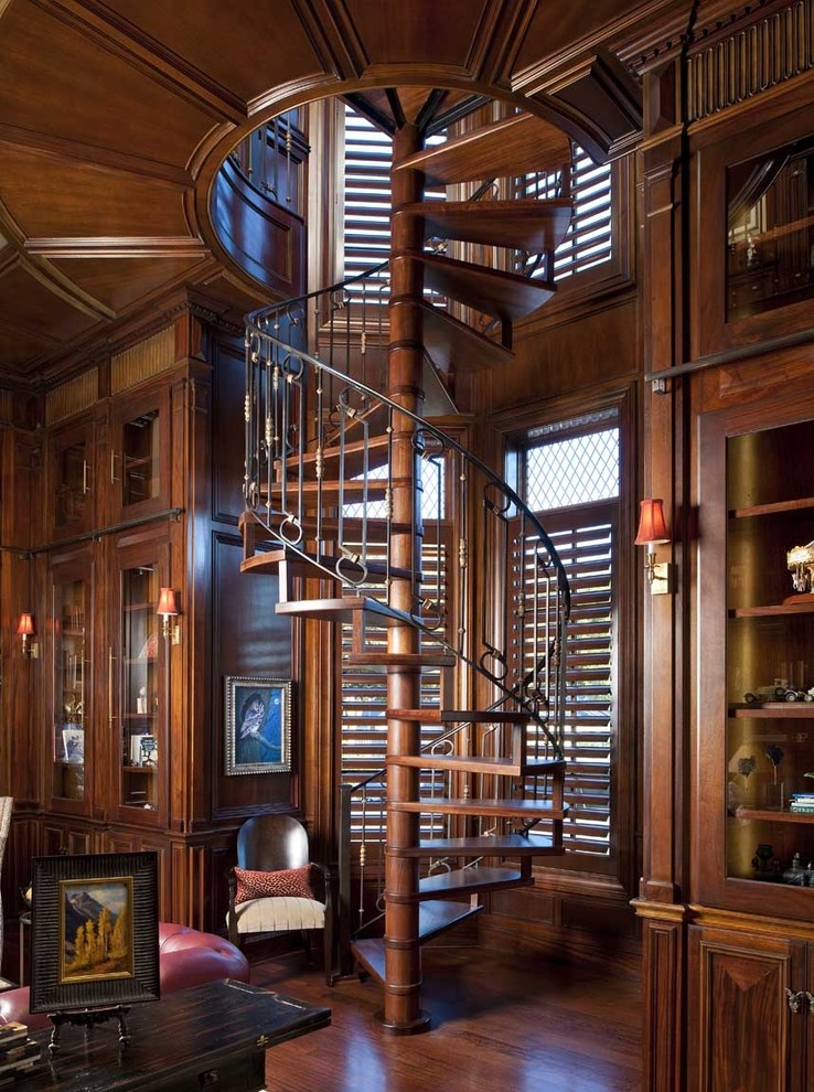 На фото: винтовая лестница в классическом стиле с деревянными ступенями без подступенок с