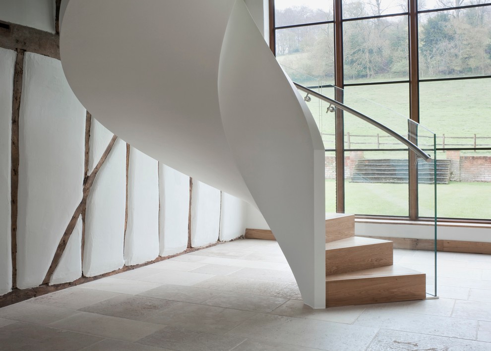 Modelo de escalera curva campestre con escalones de madera y contrahuellas de metal